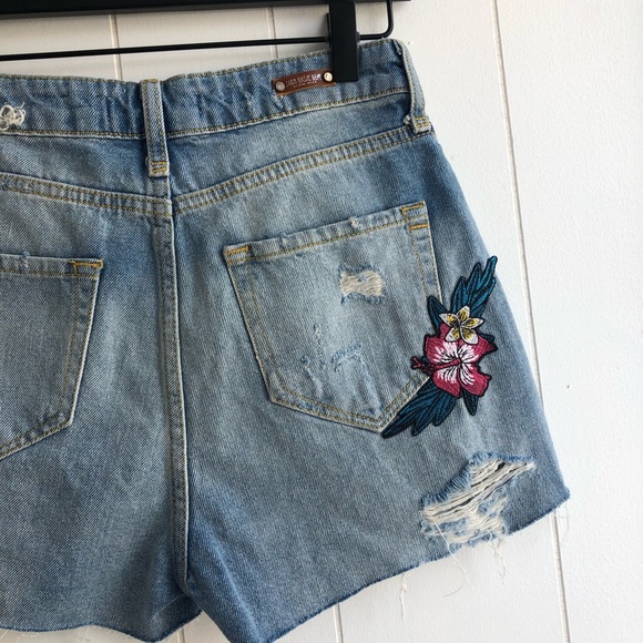 NWT Zara Floral Embroidered Denim Cutoff Shorts - Picture 4 of 5